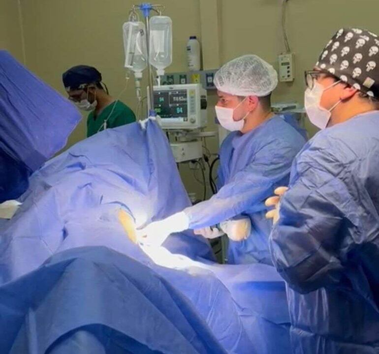 Primera ciugía de cadera en el hospital de Santani.