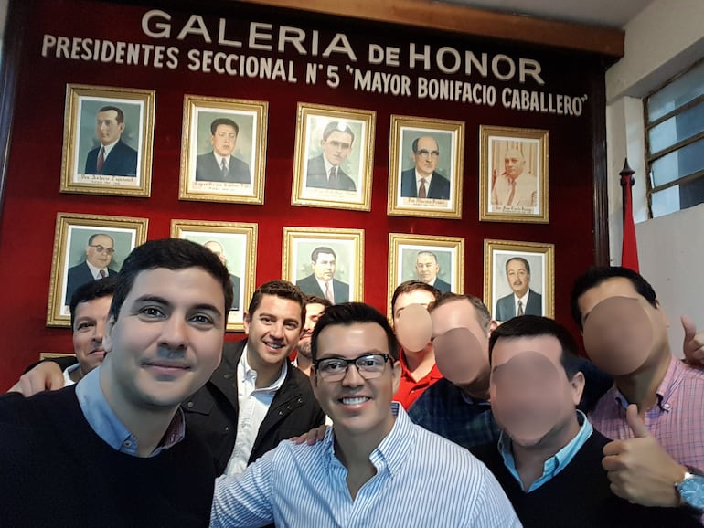 El presidente Santiago Peña, Alberto Koube (detrás), el vicepresidente Pedro Alliana y Walter Ruiz Maciel (con anteojos), dueño del predio en donde está la mansión. 