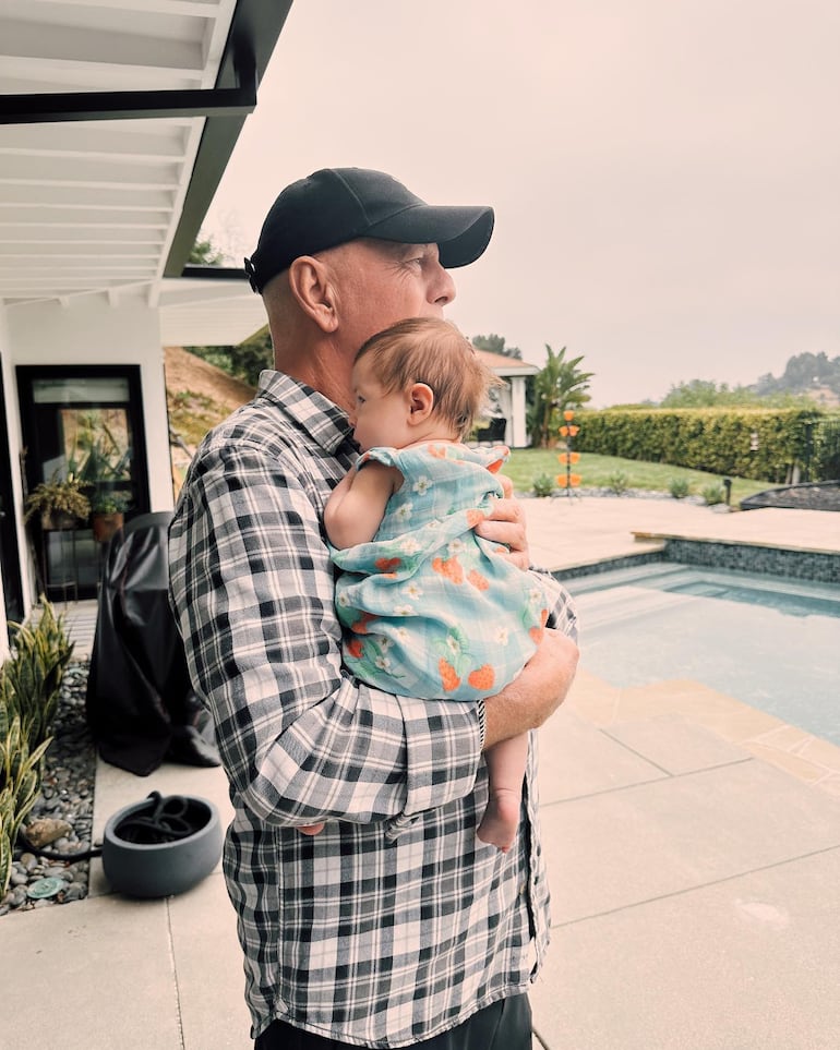 Bruce Willis celebrando el Día del Padre con su nieta Louetta en brazos. (Instagram/Rumer Willis)