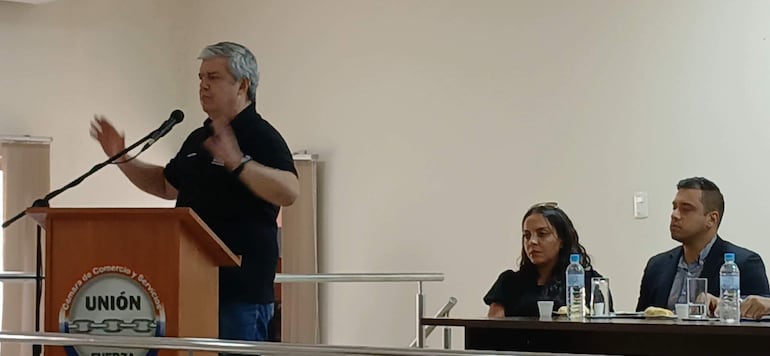 El ministro de Interior, Enrique Riera, durante la reunión en Ciudad del Este. 