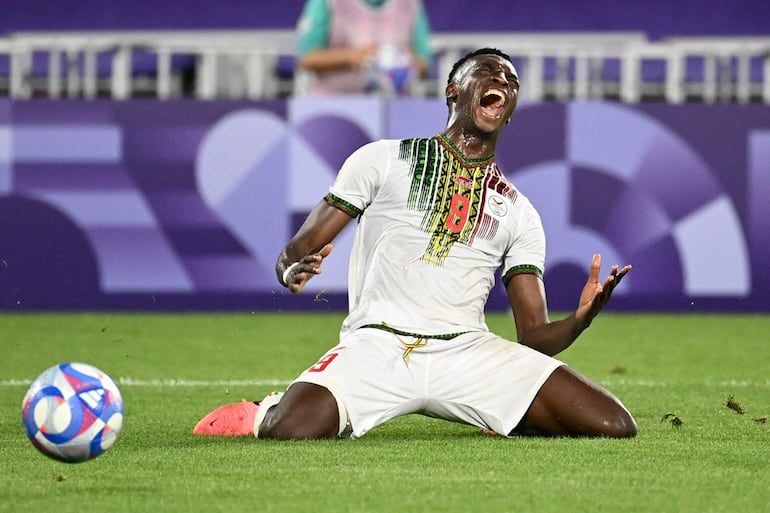 Cheickna Doumbia delantero de Mali, durante el partido contra Japón. 