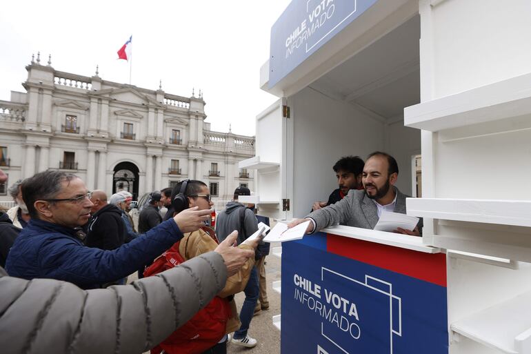 Amnistía Internacional (AI) aseguró este jueves que la nueva propuesta constitucional que se plebiscitará en Chile en diciembre “contiene muchas amenazas para el ejercicio de los derechos humanos” y deja a la ciudadanía “aún más desprotegida”.