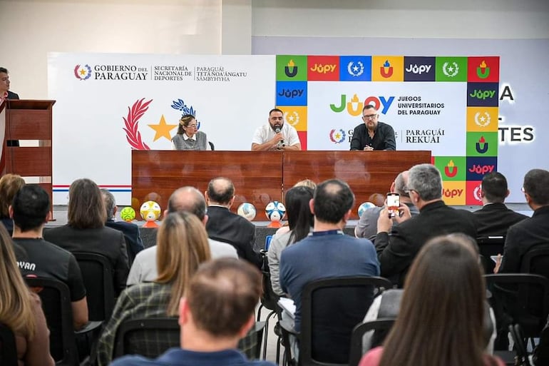 Conferencia de prensa en la que se presentaron los Juegos Universitarios con el ministro de Deportes, César Ramírez y rectores de las universidades privadas y públicas como anfitriones / Gentileza @sndpy