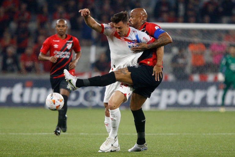 El argentino Diego Churín (i), jugador de Cerro Porteño, pelea por el balón en el partido de vuelta de los playoffs de octavos de final de la Copa Sudamericana 2024 en el estadio Arena da Baixada, en Curitiba, Brasil.