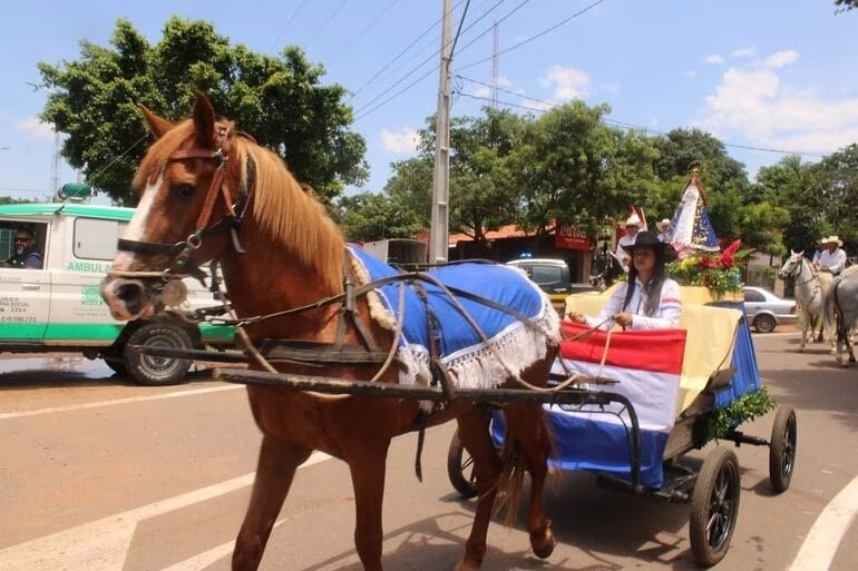 Los jinetes también acostumbran llevar en su trayecto la imagen de la Virgencita azul de Caacupé.