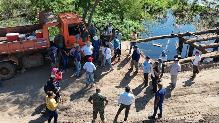 Pobladores de Paso Pindó y Potrero Esteche se manifestaron en la cabecera del puente que colapsó el viernes pasado con el camión volquete del MOPC. Exigen a las autoridades puentes modernos de hormigon armado,