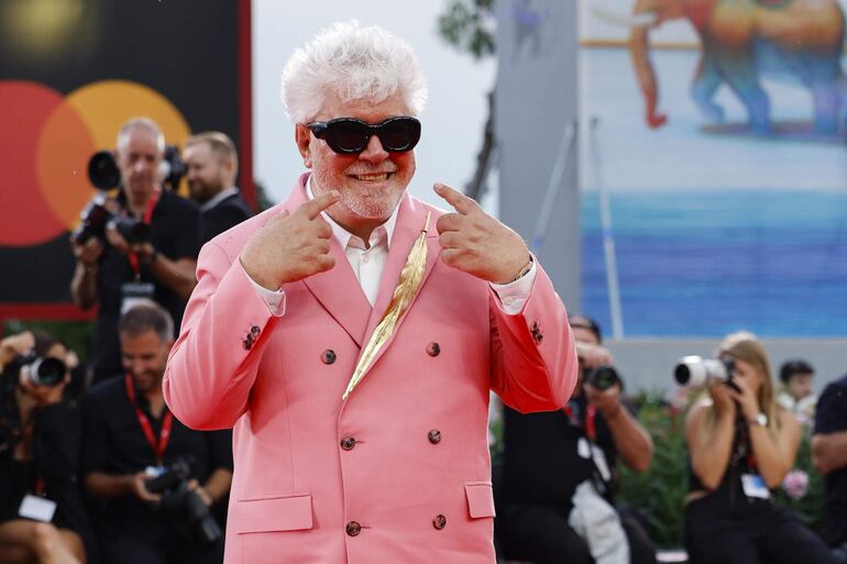 El director y guionista español Pedro Almodóvar llegando con su look rosa chicle al estreno de 'The Room Next Door' en el 81º Festival Internacional de Cine de Venecia, en Venecia, Italia.