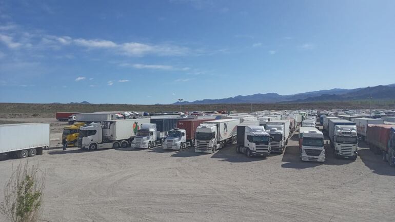 Camioneros de distintas nacionalidades están varados en Argentina por pronósticos de nieve