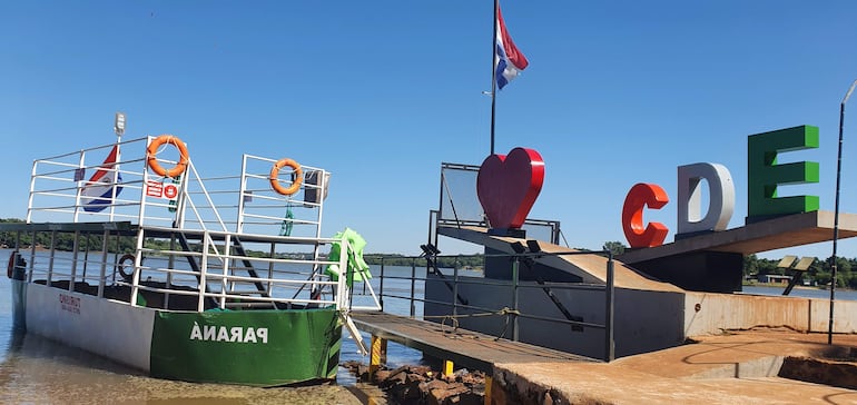 Una de las embarcaciones que ofrece paseo en el lago Acaray.