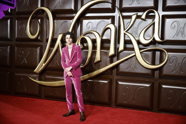 Timothée Chalamet optó por un traje aterciopelado, sin camisa, para el estreno mundial de Wonka en Londres. (EFE/EPA/TOLGA AKMEN)
