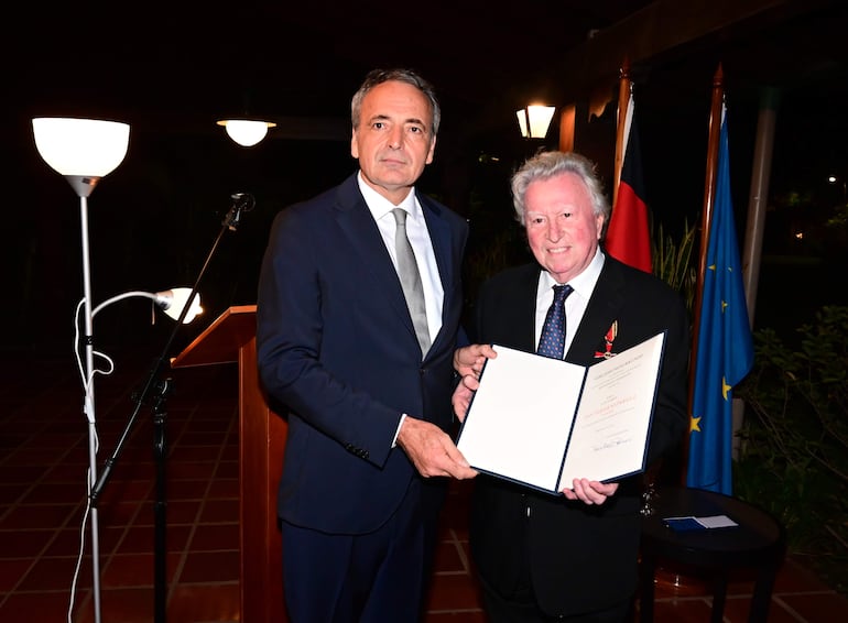 El embajador de Alemania en Paraguay, Gordon Kricke, y el maestro Luis Szarán posan con la condecoración otorgada por la República Federal de Alemania.