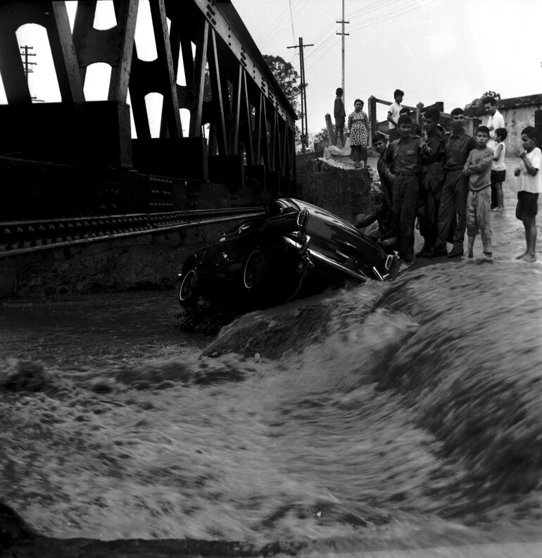 El torrentoso raudal arrastró el vehículo desde la calle San José hasta el antiguo puente ferroviario de la Avda. Artigas y Perú.