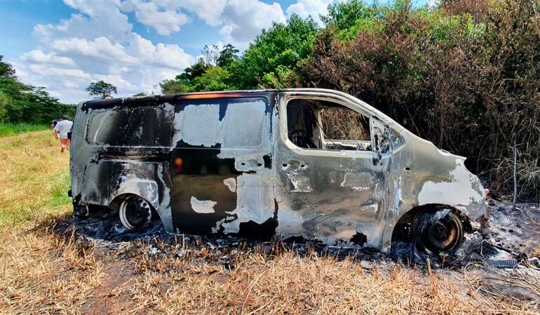 El furgón resultó ser robado de Brasil y fue encontrado incinerado en Minga Guazú.