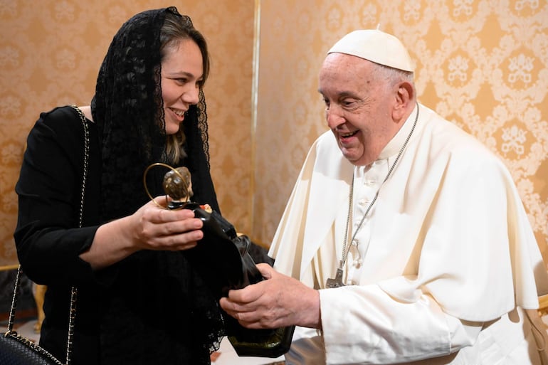 La nueva embajadora paraguaya ante la Santa Sede, Romina Taboada, entregó un presente al papa Francisco.