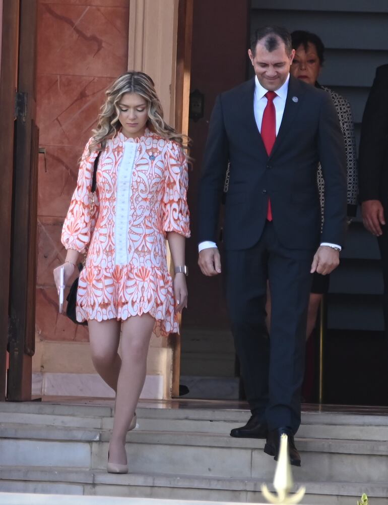 Aunque el protocolo decía "vestido corto", para este tipo de eventos se recomiendan largos por debajo de la rodilla y hasta dos dedos por encima de la misma. Más de eso se considera de mal gusto. También se desaconcejaban los estampados.