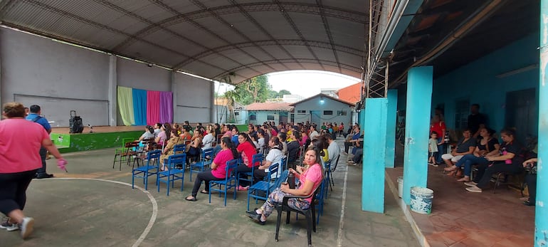 Padres y docentes en la institución educativa Adrián Jara de Luque.