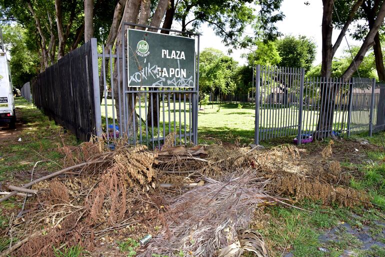 La Plaza Japón muestra basura y carteles pintarrajeados.