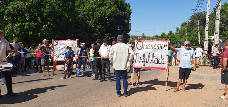 Los ciudadanos se movilizaron de forma pacífica en la entrada del barrio Santa Maria para pedir el arreglo de la calle y la colocación de un asfaltado.