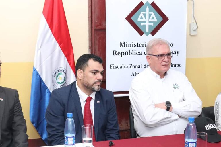 Asume el primer fiscal adjunto de Alto Paraguay, César González, en compañía del Fiscal General del Estado, Emiliano Rolón.