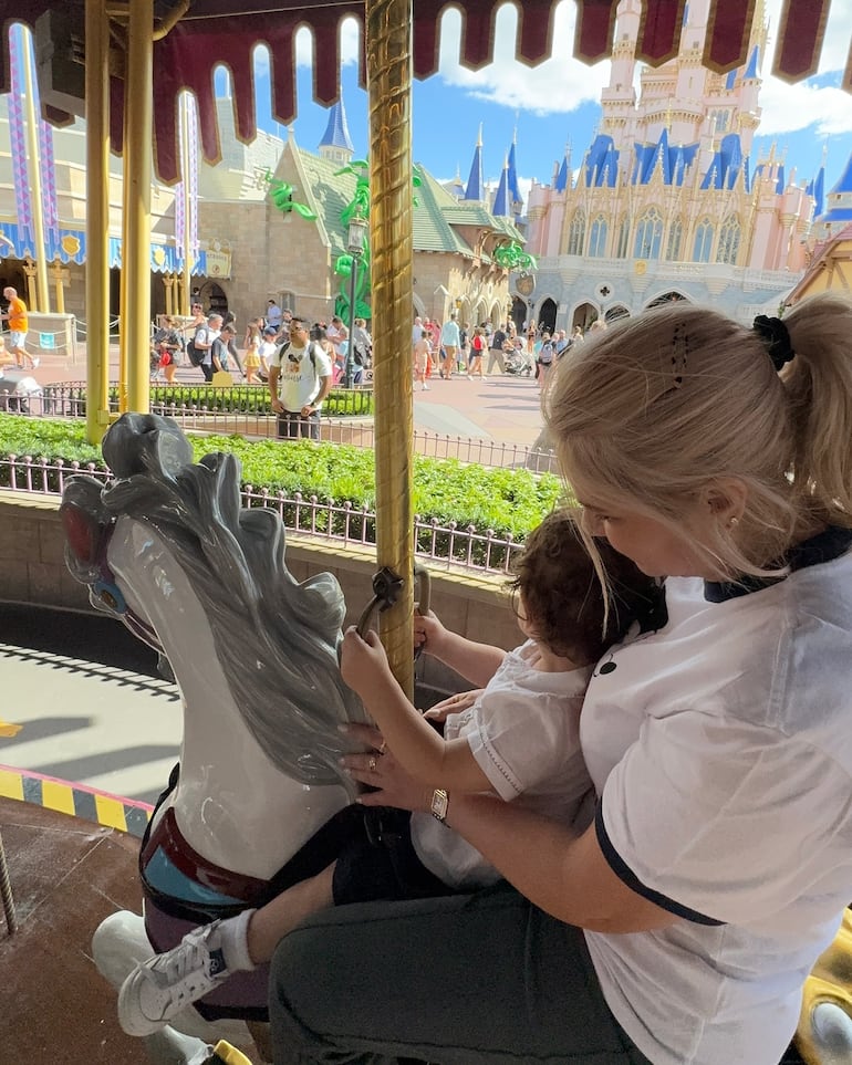 ¡Abuela chocha! Ludy Ferreira subió al carrusel con su nieto Marquito. (Instagram/Nadia Ferreira)