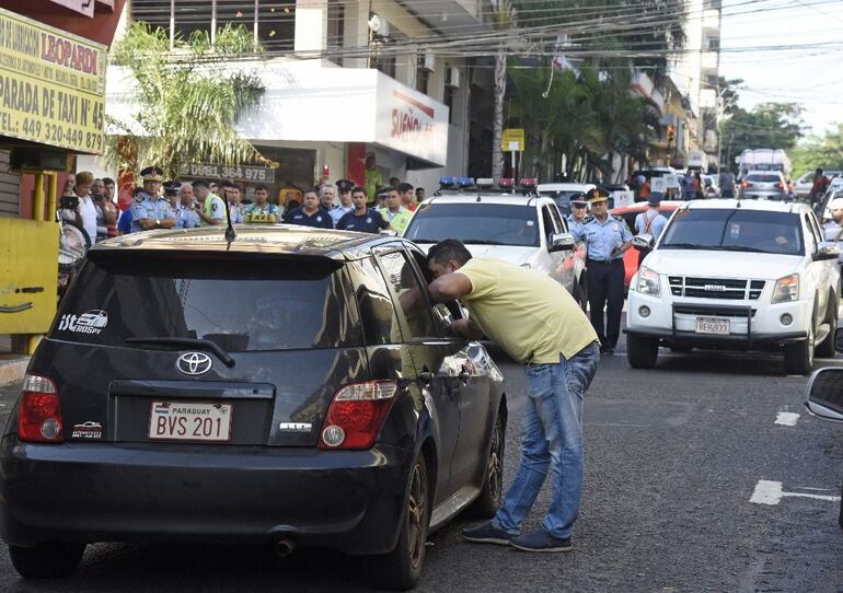 Marzo del 2018: Instante en que un agente de Antisecuestro negociaba la entrega del oficial 1º Cirilo Cubilla.