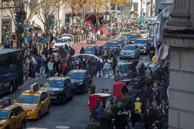 Decenas de personas caminan por la 5a Avenida para realizar compras durante una jornada de descuentos debido al conocido 'Black Friday', hoy, en Nueva York (Estados Unidos).