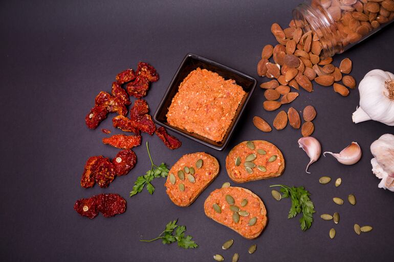 Sobrasada o paté vegano de tomates deshidratados y almendras.