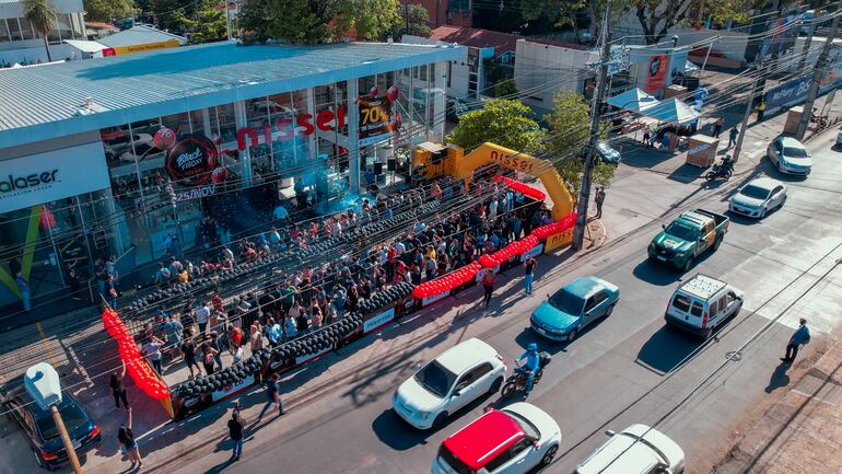 Un público entusiasta llena el centro de experiencia de Nissei, en Asunción.