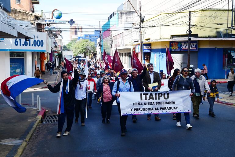 Ayer en la mañana organizaciones marcharon por el centro.