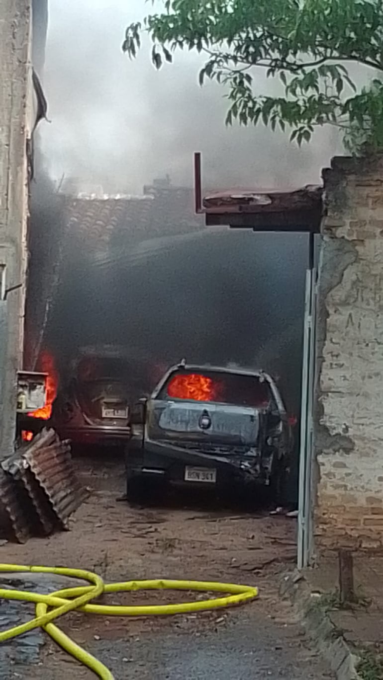 Incendio en taller mecánico en Barrio Obrero de Asunción.