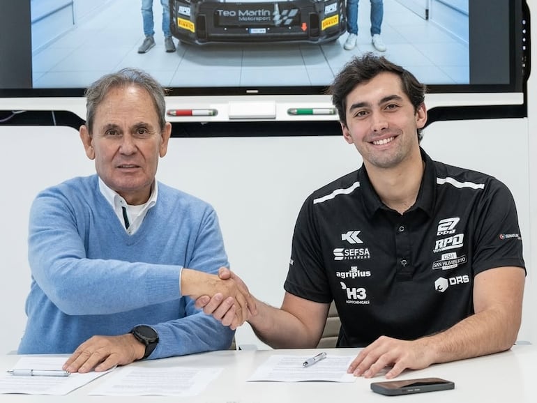 El paraguayo Diego Domínguez Bejarano (d) en la firma del vínculo con Teo Martín Motorsport para competir en la WRC2, al segunda categoría del Mundial de Rally.