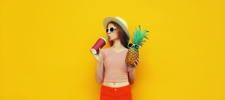 Vacaciones de verano. Mujer con una piña.