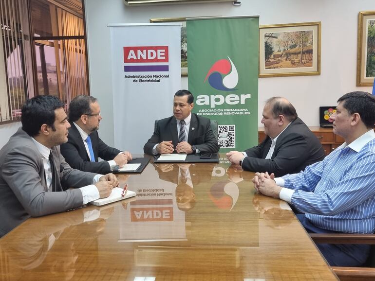 La ANDE y la Asociación Paraguaya de Energías Renovables (APER) firmaron un convenio de cooperación recíproca.