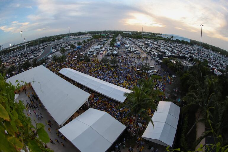 El ingreso al Hard Rock Stadium para la final de la Copa América 2024 fue desbordado por hinchas colombianos y argentinos, obligando al retraso del inicio del partido entre Argentina y Colombia. 