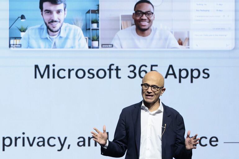 El presidente y director general de Microsoft, Satya Nadella, habla durante el foro 'Iniciativa Nacional de Habilidades en Inteligencia Artificial' este martes, celebrado en la Ciudad de México (México). La inteligencia artificial (IA) es tan ambiciosa que pasa la frontera del río Grande (o río Bravo) y busca afincarse en pleno corazón de México.