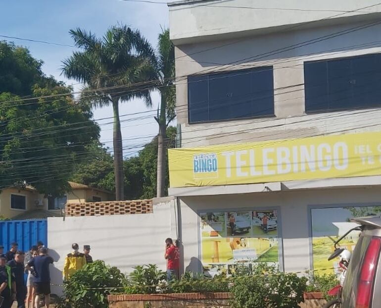 El trabajador murió tras caer al vacío desde la terraza del edificio.