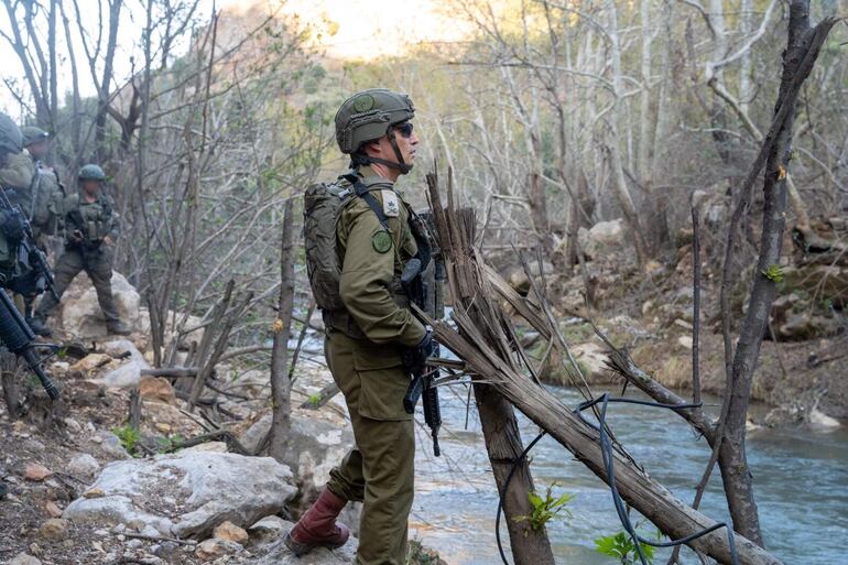 El Ejército israelí confirmó este martes haber realizado operaciones junto al río Litani, por primera vez en esta guerra, situado a unos 30 kilómetros al norte de la frontera israelí con el sur del Líbano.