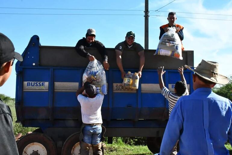 Municipalidad de San Juan Bautista y la SEN, hacen llegar kits de alimentos a los pobladores de Cocueré.