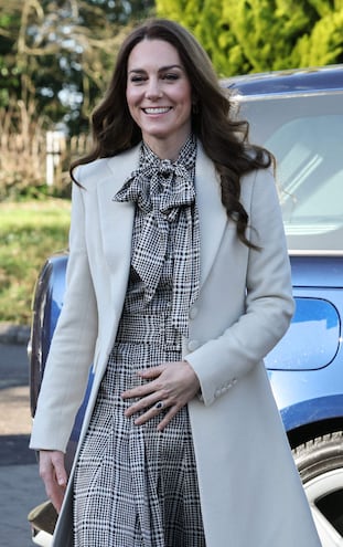 La princesa británica Kate de Gales llega a visitar Ty Hafan, un hospicio para niños con sede en Sully, cerca de Cardiff, que apoya a familias en Gales.