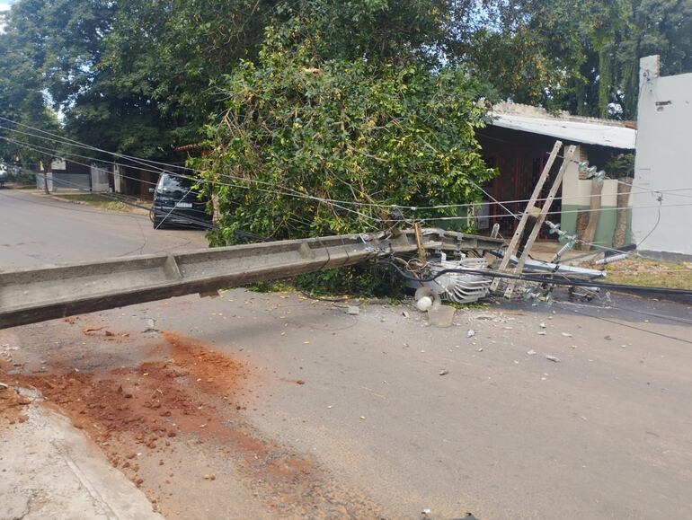 Tractor derribó dos columnas de la ANDE y pobladores se quedaron sin energía por más de cinco horas.