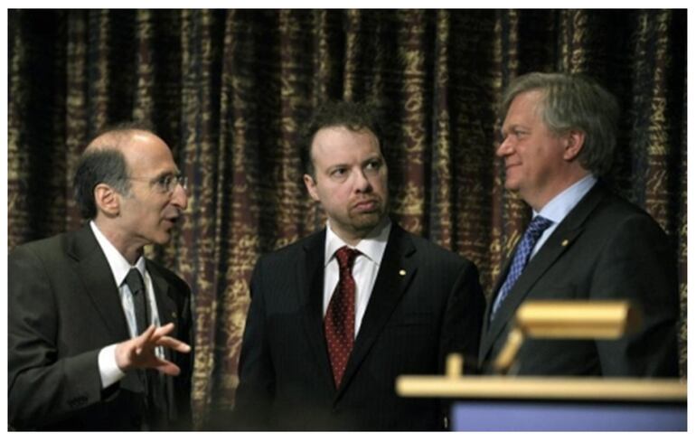 Los ganadores del Premios Nobel de Física 2011, Saul Perlmutter, Brian P. Schmidt y Adam Riess en Estocolmo