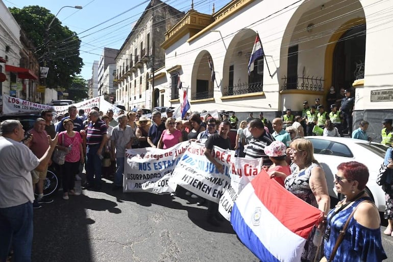 Con pancartas y banderas, jubilados municipales protestaron hoy, reclamando el pago de sus haberes.