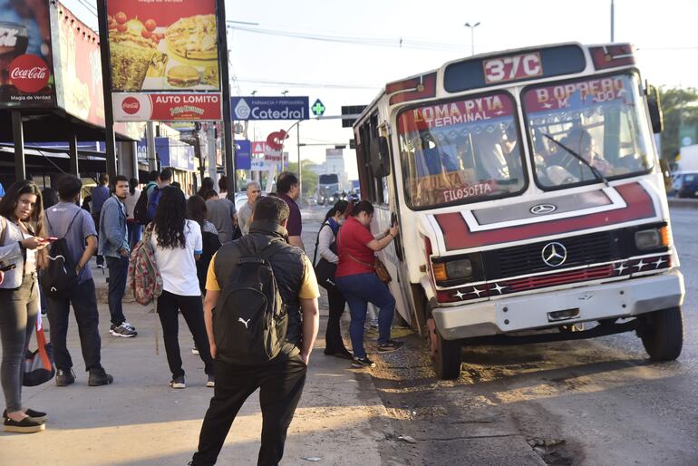 Los trabajadores viajan hacinados en los buses sardinas, pero con sus impuestos tienen que pagar el derroche en el sector público.