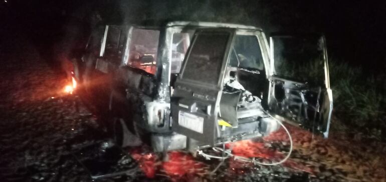 La camioneta totalmente incinerada por los malvivientes.