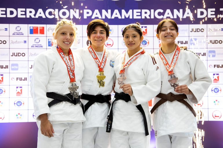 A la izquierda, la compatriota Gabriela Narváez (29), en el podio con la medalla de plata en Chile.