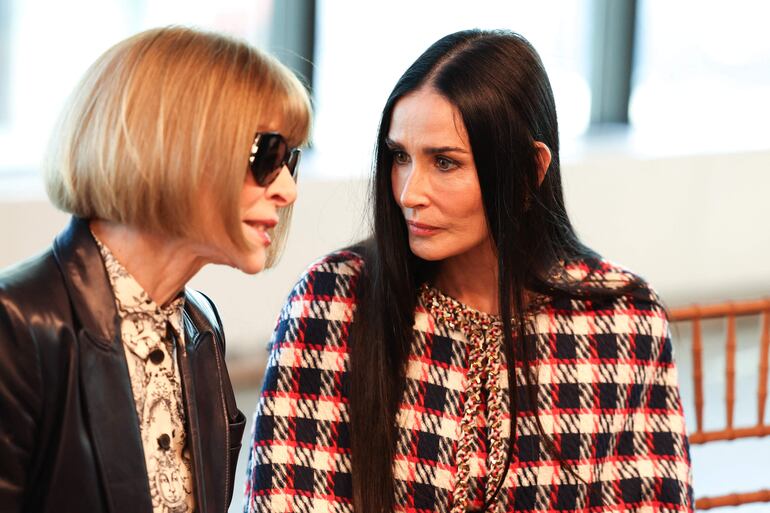 La editora de Vogue Anna Wintour y la actriz Demi Moore.