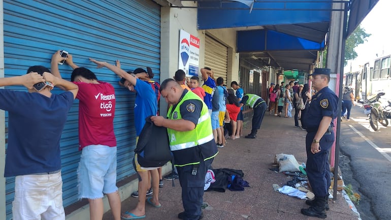 En San Lorenzo, 17 personas fueron aprehendidas luego de un cruce entre hinchas de Olimpia y Cerro Porteño.