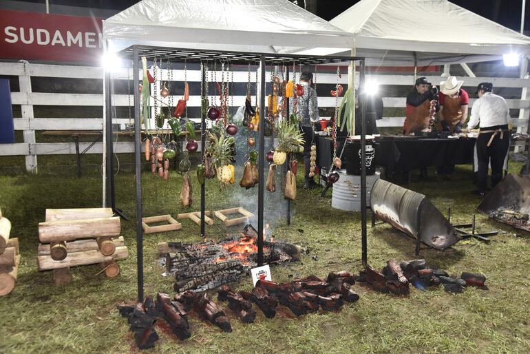 Los invitados disfrutaron de carnes asadas.