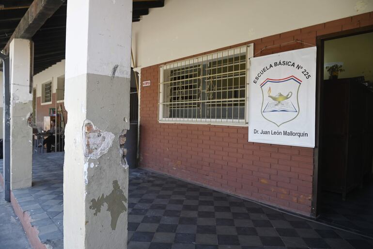 Las aulas de la escuela Juan León Mallorquín solo tienen ventanas de balancines, que no dan mucha ventilación. Las columnas de los pabellones se encuentran en pésimo estado.