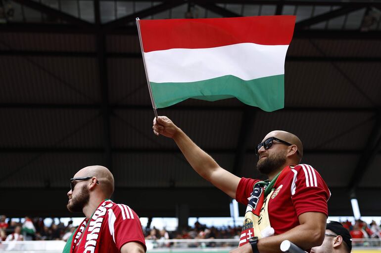 Un aficionado húngaro sostiene una bandera en la previa del partido frente a Suiza por la primera fecha del Grupo A de la Eurocopa 2024 en Colonia, Alemania.